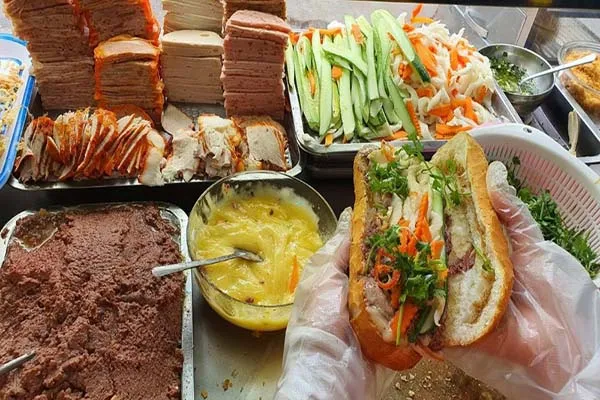 Bánh mì chả bao nhiêu calo? Ăn thế nào để không tăng cân? 1