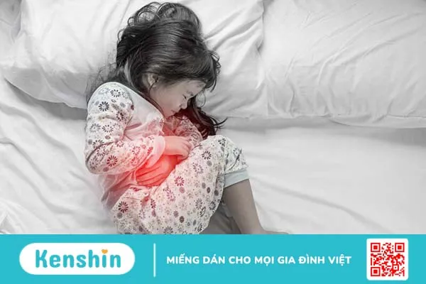 Đau bụng dữ dội là một trong những triệu chứng của bệnh Crohn ở trẻ em