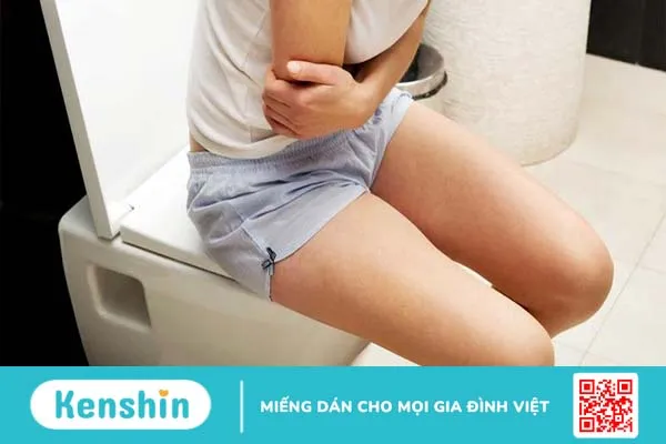 Rặn mạnh khi đại tiện là một trong những nguyên nhân gây nên trĩ ở nữ giới