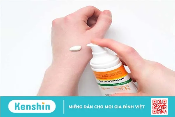 Mẹ bầu nên tránh sử dụng các loại kem chống nắng vì trong thành phần có chứa chất chống nắng hoá học