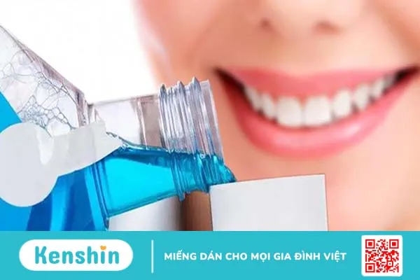 Sử dụng nước súc miệng chuyên dụng là cách bảo vệ răng sau khi lấy cao răng