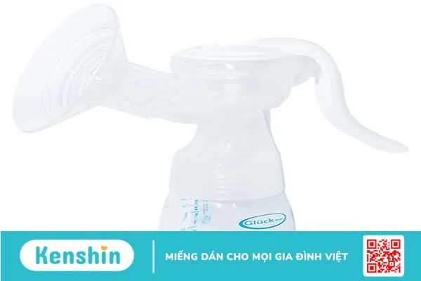 Sử dụng dụng cụ hút sữa bằng tay sẽ giúp bạn đảm bảo bữa ăn cho bé mỗi ngày