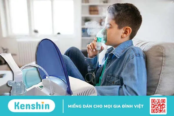 Đối với các bé nhỏ, cha mẹ cần bế bé ở tư thế ngồi thẳng, hít thở bình thường để đem lại kết quả điều trị tốt