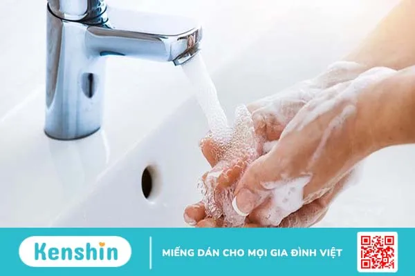 Chảy máu sưng viêm sau khi nặn mụn phải làm sao? 2