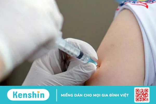 Chích ngừa covid có triệu chứng gì? Các phản ứng nặng sau tiêm 1