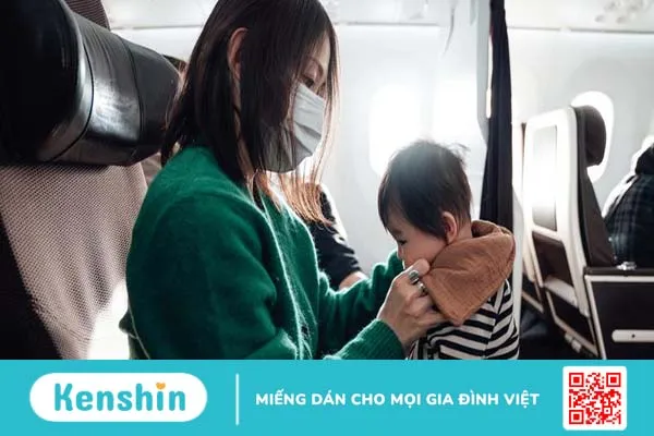 Cha mẹ cần chuẩn bị những gì khi trẻ sơ sinh đi máy bay? 1