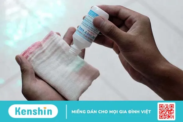 Có nên rửa tai bằng oxy già hay không 1