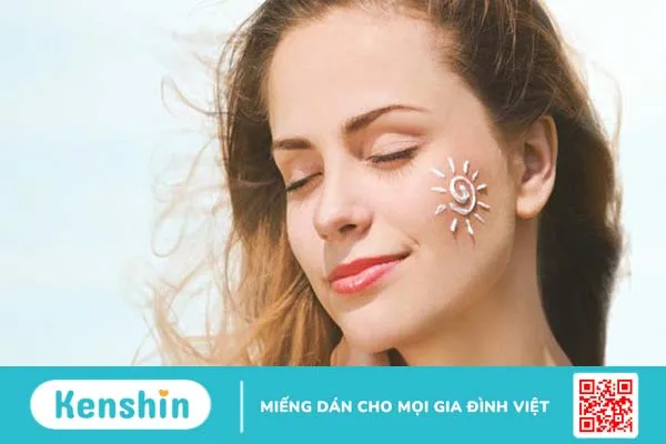 Sử dụng kem chống nắng phổ rộng với chỉ số SPF tối thiểu là 30, ngay cả khi bạn ở trong nhà hoặc dưới bóng mát