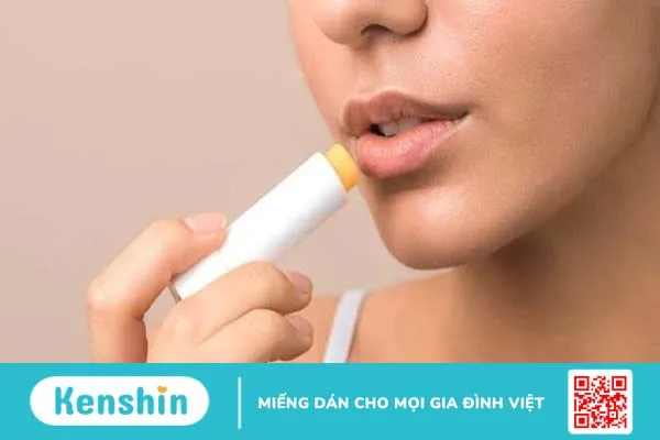 Dưỡng môi bằng vaseline có được không? 2