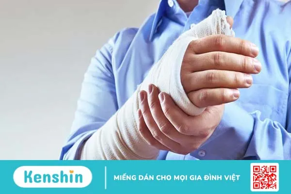 Gãy đầu xa xương cánh tay có triệu chứng gì? Làm thế nào để khắc phục? 3