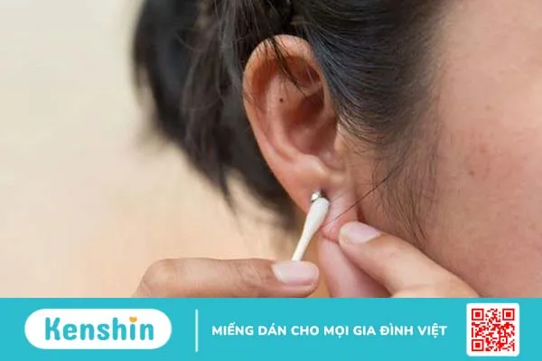 Cách điều trị tình trạng bấm lỗ tai bị chảy nước vàng