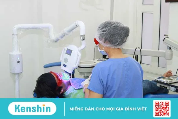 Tẩy trắng răng với phương pháp chiếu đèn Plasma hoặc Laser và thuốc