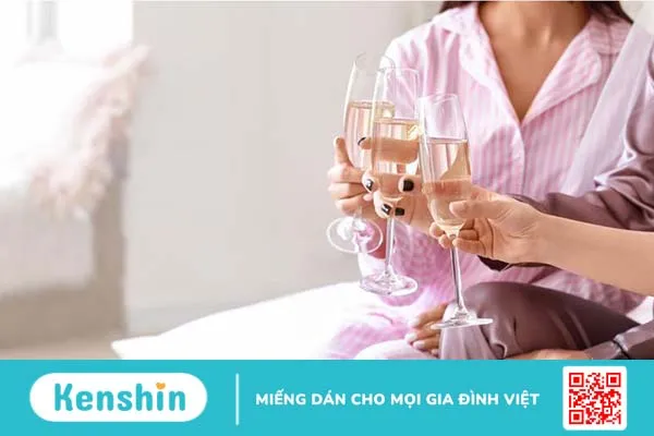 Lỡ uống rượu khi mới mang thai có sao không 1