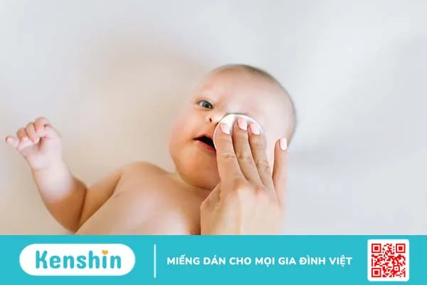 Lưu ý khi dùng nước muối sinh lý cho trẻ sơ sinh 3