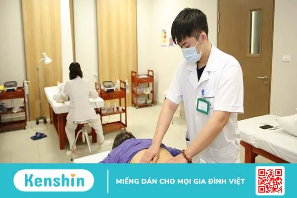 massage-thoat-vi-dia-dem-qua-bien-phap-xoa-bop-bam-huyet 3.webp