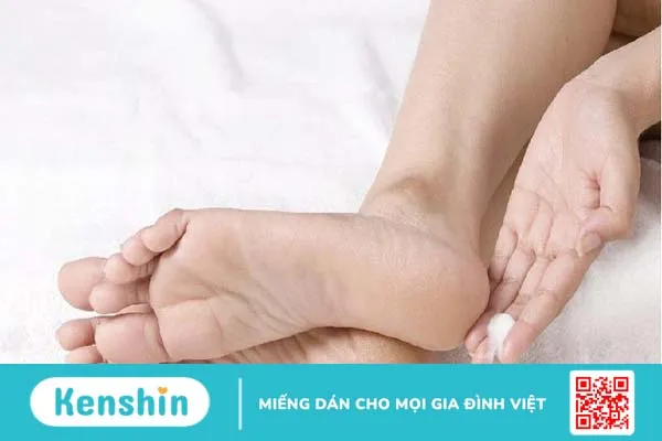 Xoa kem đánh răng lên những vùng có mồ hôi nhiều như kẽ móng chân,...