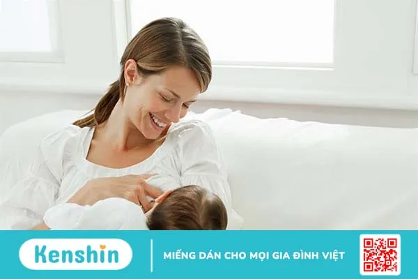 Cho bé bú thường xuyên để kích thích cơ thể sản xuất sữa non chất lượng cao cho bé