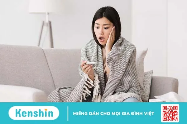 Người lớn bị sốt nóng lạnh nên làm gì 1