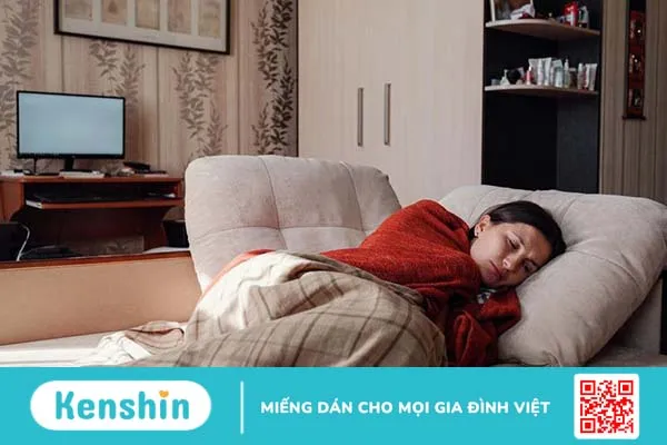 Người lớn bị sốt nóng lạnh nên làm gì 2