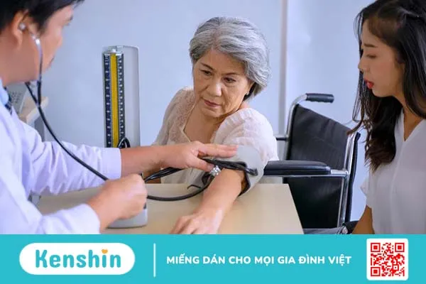 Người lớn bị sốt nóng lạnh nên làm gì 4