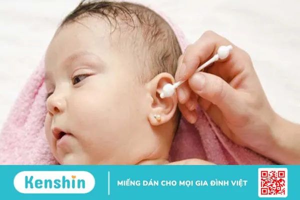 Chăm sóc vùng tai của trẻ kĩ hơn trong quá trình điều trị bệnh