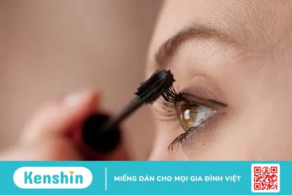 Sử dụng mascara quá nhiều có thể làm khô và gãy dẫn đến rụng lông mi