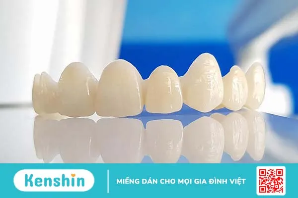 Răng sứ Zirconia có màu sắc trắng tự nhiên giống như màu ngà răng và thích hợp với mô mềm trong khoang miệng