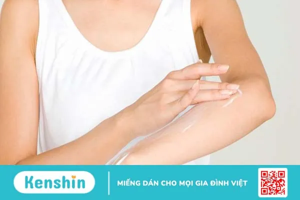 Dưỡng ẩm cho da hạn chế sẹo khi bị chốc lở