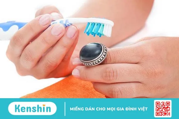 Sử dụng bàn chải cũ để đánh bóng kim loại