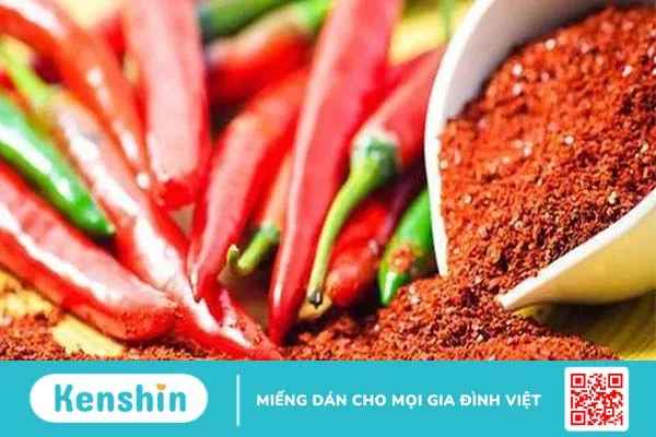 Sử dụng đồ ăn cay nóng có thể gây nóng tỏng, mụn nhọt