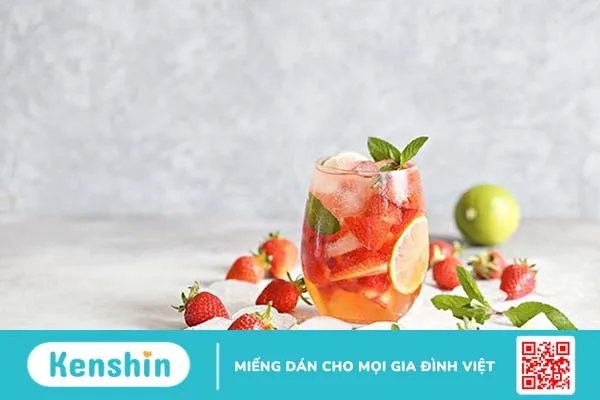 Detox chanh gừng, dâu tây và bạc hà