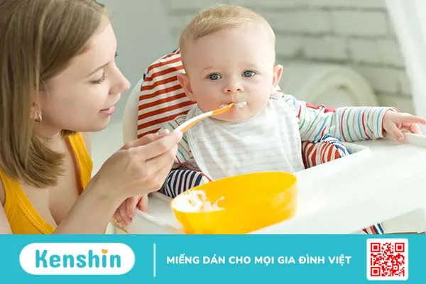 Trẻ ăn dặm xong có nên uống nước không? Những điều mẹ bỉm cần lưu ý 2