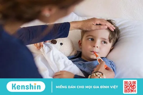 Cha mẹ lưu ý không được cho bé uống nhiều loại thuốc hạ sốt khác nhau cùng một lúc