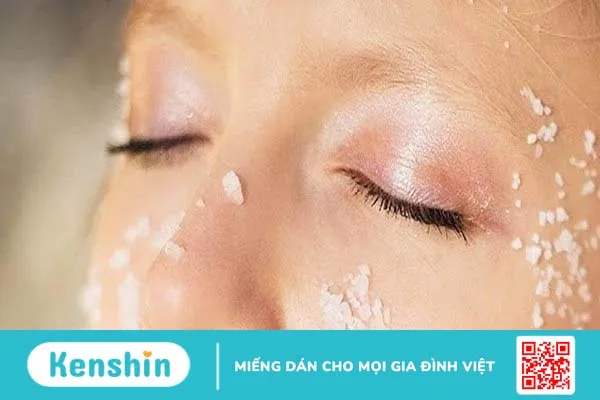 Trị tàn nhang bằng kem đánh răng và muối