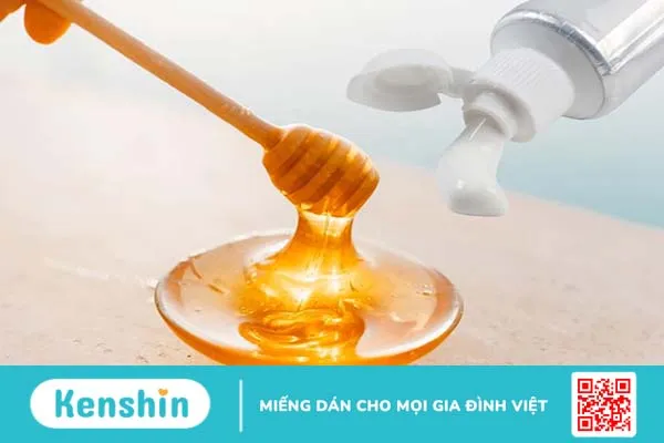 Thoa hỗn hợp kem đánh răng và mật ong giúp làm sạch vùng da bị nám