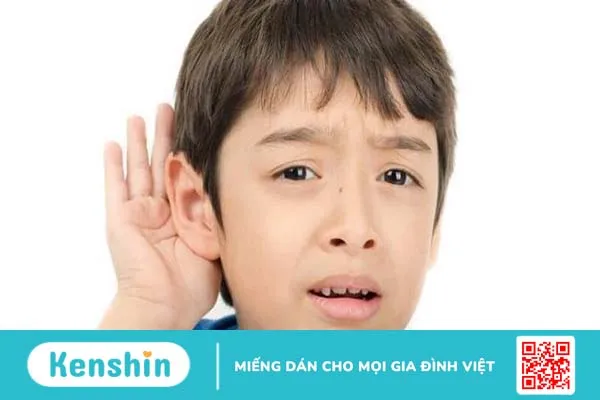 Nghe kém, chậm phát triển là một trong những biểu hiện thường gặp của bệnh viêm tai giữa ứ dịch ở trẻ em