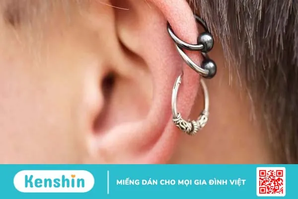 Xỏ khuyên không chỉ gây ra tổn thương về mặt vật lý mà còn mở cửa cho vi khuẩn gây bệnh dễ dàng xâm nhập vào cơ thể