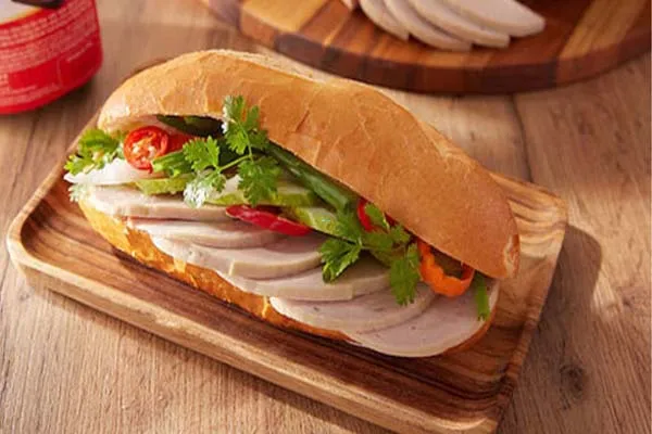 Bánh mì chả bao nhiêu calo? Ăn bánh mì có tốt không?