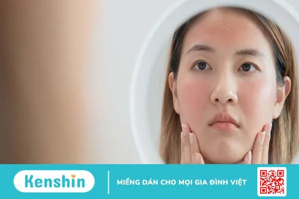 Cần làm gì khi dùng nước tẩy trang bị rát mặt?