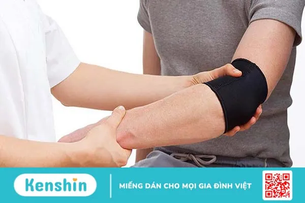 Đánh cầu lông bị đau khuỷu tay có nguy hiểm không?