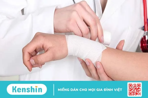 Đánh cầu lông bị đau tay: Nguyên nhân, cách phòng tránh