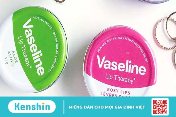 Dưỡng môi bằng vaseline có được không?