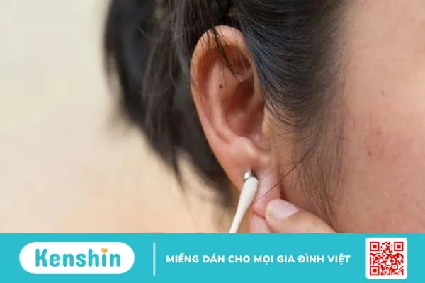 Hiện tượng bấm lỗ tai bị chảy nước vàng có sao không?