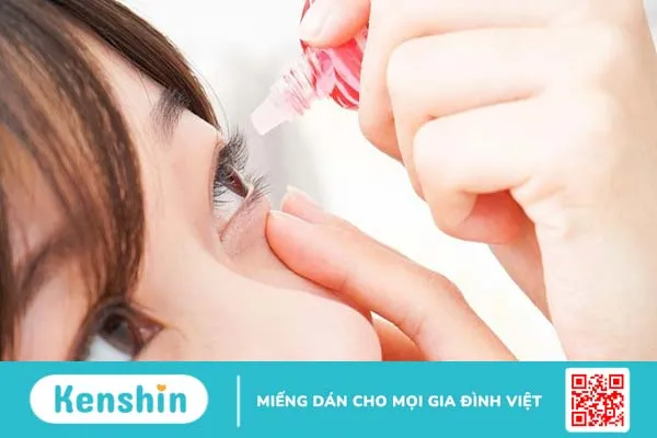 Khô mắt có nên nhỏ nước muối không?