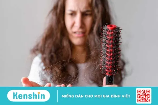 Mụn mọc ở trán gần chân tóc là do đâu? Cách khắc phục