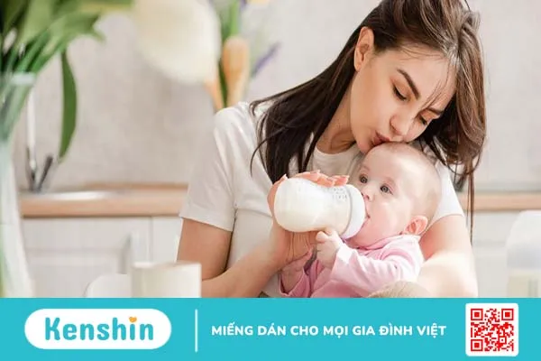 Nên pha sữa công thức cho nước trước hay sữa trước?