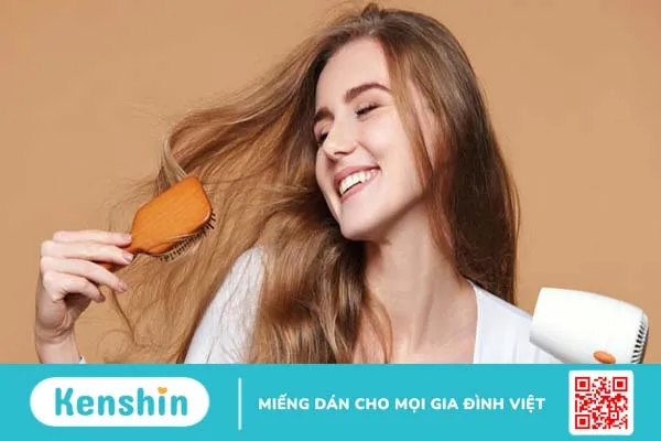 Nên sấy tóc hay để khô tự nhiên thì hợp lý?