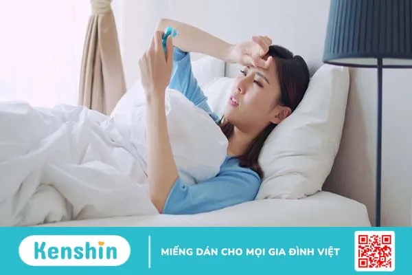 Người lớn bị sốt nóng lạnh nên làm gì?