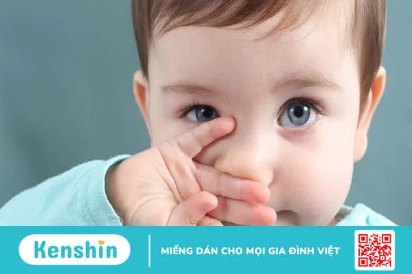 Những sai lầm phổ biến khi vệ sinh mắt, mũi cho bé