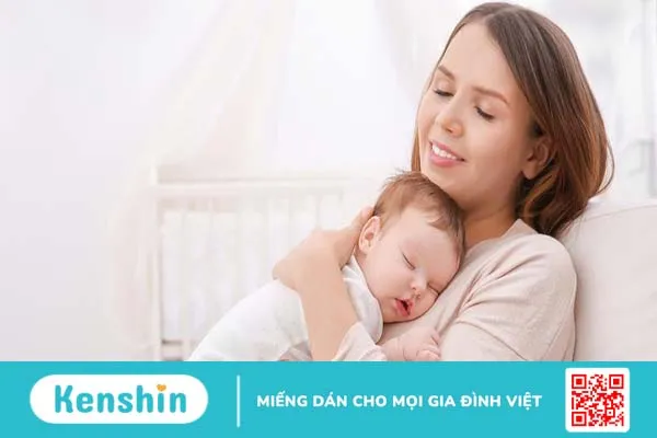 Phụ nữ sau sinh có nên bịt tai và mang vớ hay không?